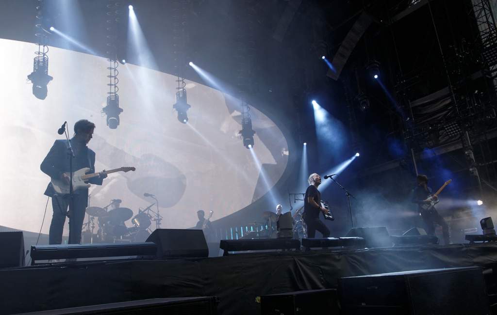 Aksi panggung gitaris Radiohead, Ed O'Brien.