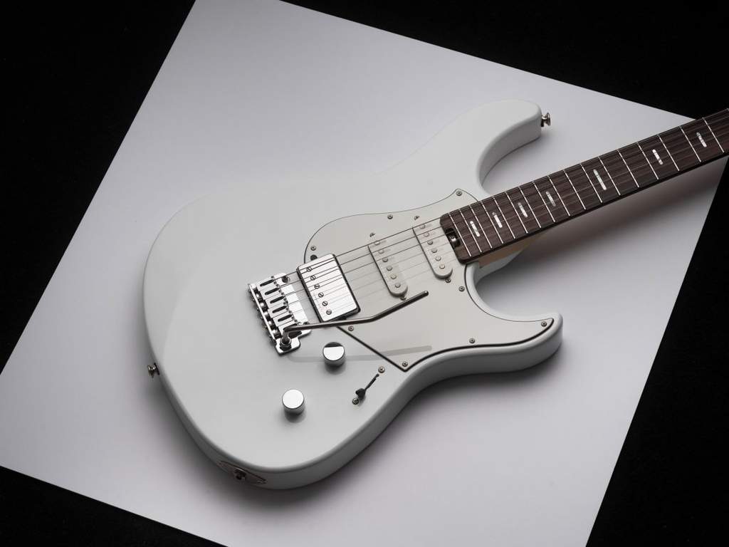 Logo Fender dan Yamaha yang kini tengah berseteru soal hak cipta desain gitar.