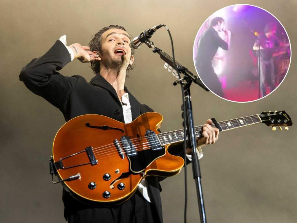 Vokalis band The 1975 Matty Healy saat beraksi di atas panggung.