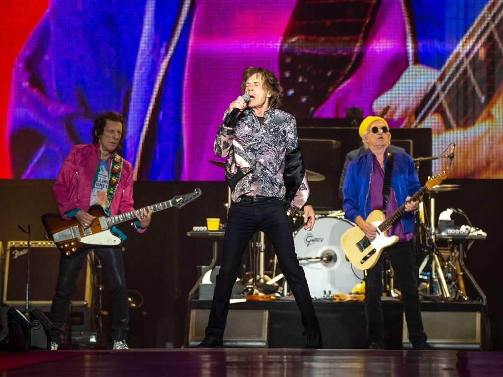 Ronnie Wood dan Mick Jagger saat beraksi di atas panggung bersama The Rolling Stones.