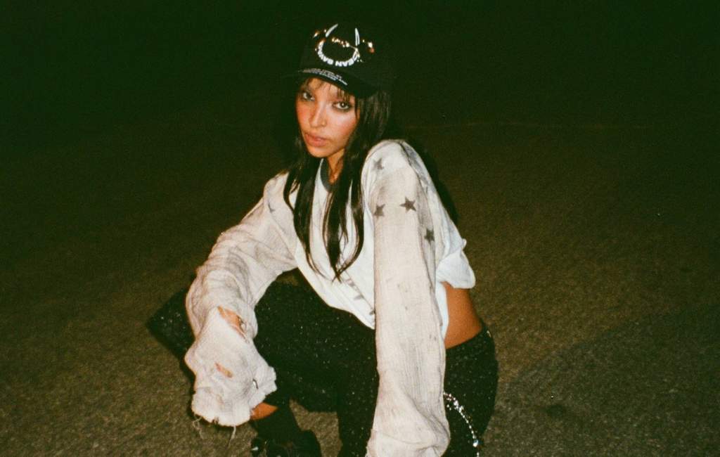 Tinashe dalam video klip single terbarunya bertajuk Crash Out.