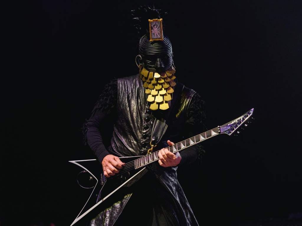 Gitaris Limp Bizkit Wes Borland berpose dengan gitar signature Jackson King V miliknya.